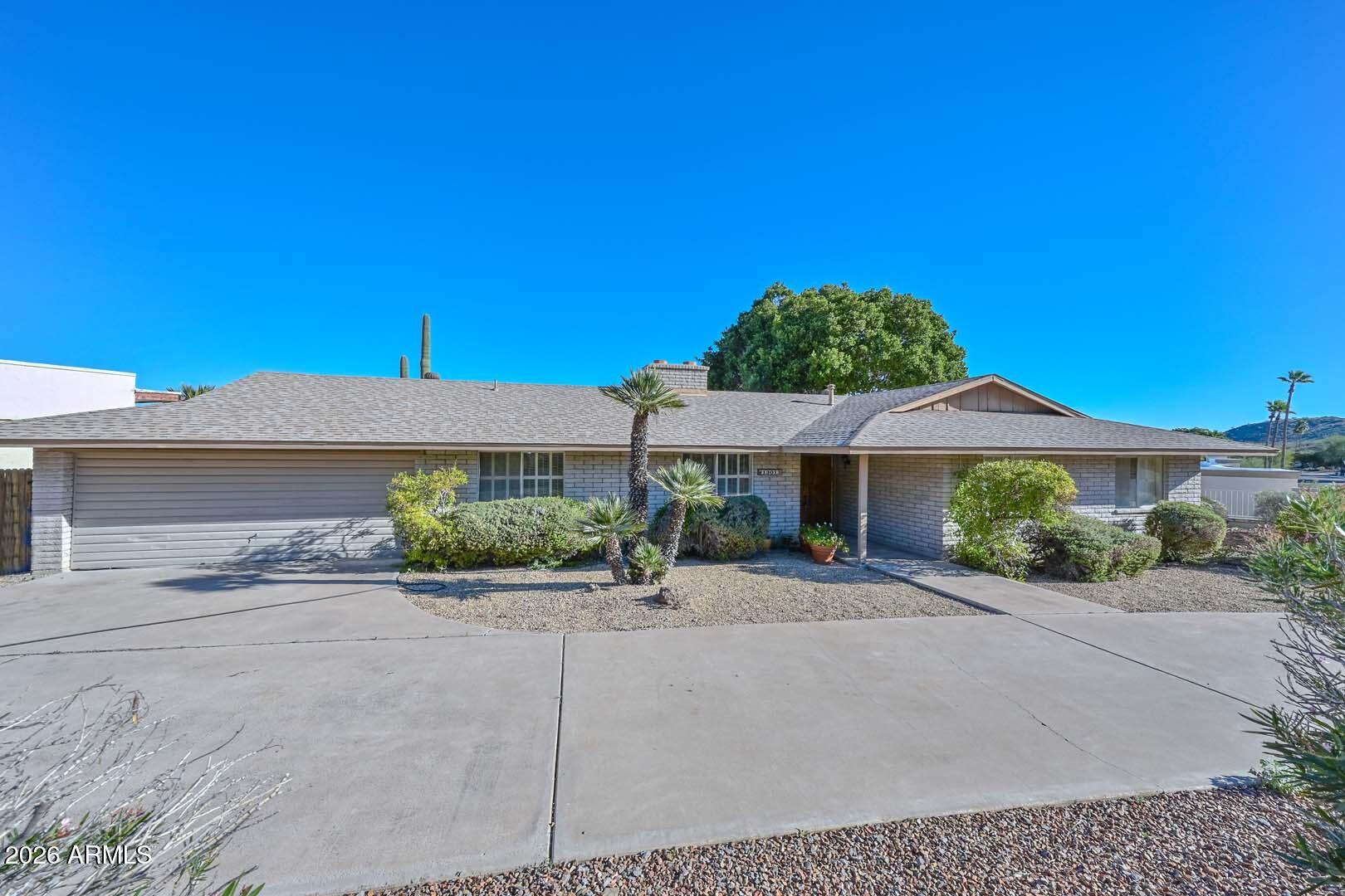 13013 North Surrey Circle Phoenix, AZ 85029 - Photo 3 of 36 a front view of a house with yard