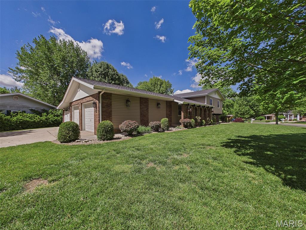38 Cardinal Lane Highland, IL 62249 - Photo 4 of 50
