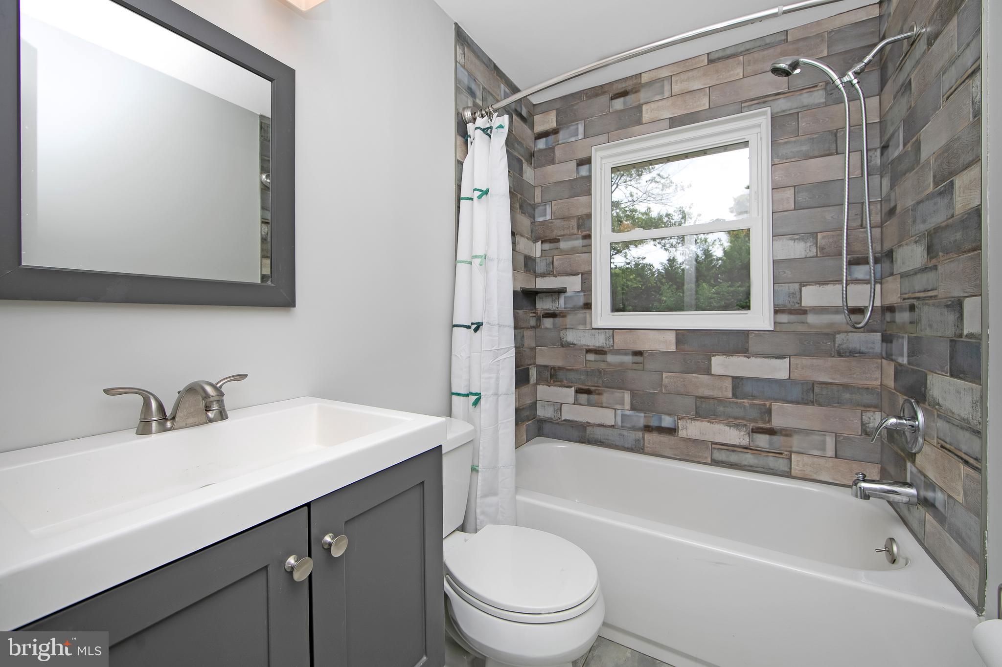 178 Forge Road Delran, NJ 08075 - Photo 23 of 39 Upper Level hallway bathroom