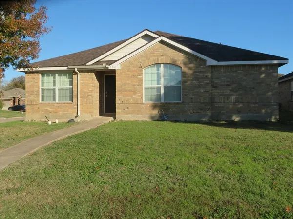 $2,350 | 1861 Serena Drive, Lancaster, TX 75134
