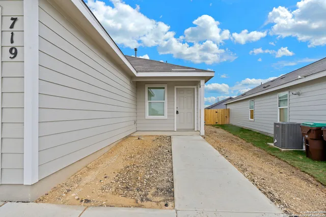 $1,450 | 719 Grey Dove Trail, New Braunfels, TX 78132