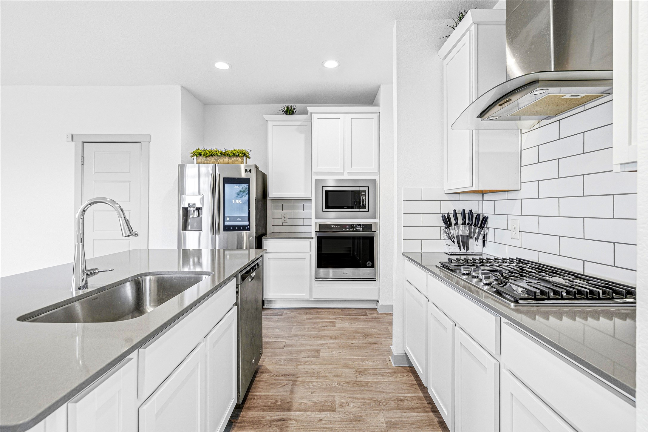 12566 Fleet River Road Houston, TX 77047 - Photo 10 of 30 Full meals, your space