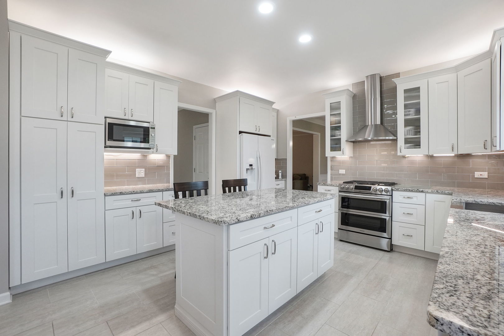 4775 Snapjack Circle Naperville, IL 60564 - Photo 20 of 55 a kitchen with granite countertop cabinets stainless steel appliances and a island