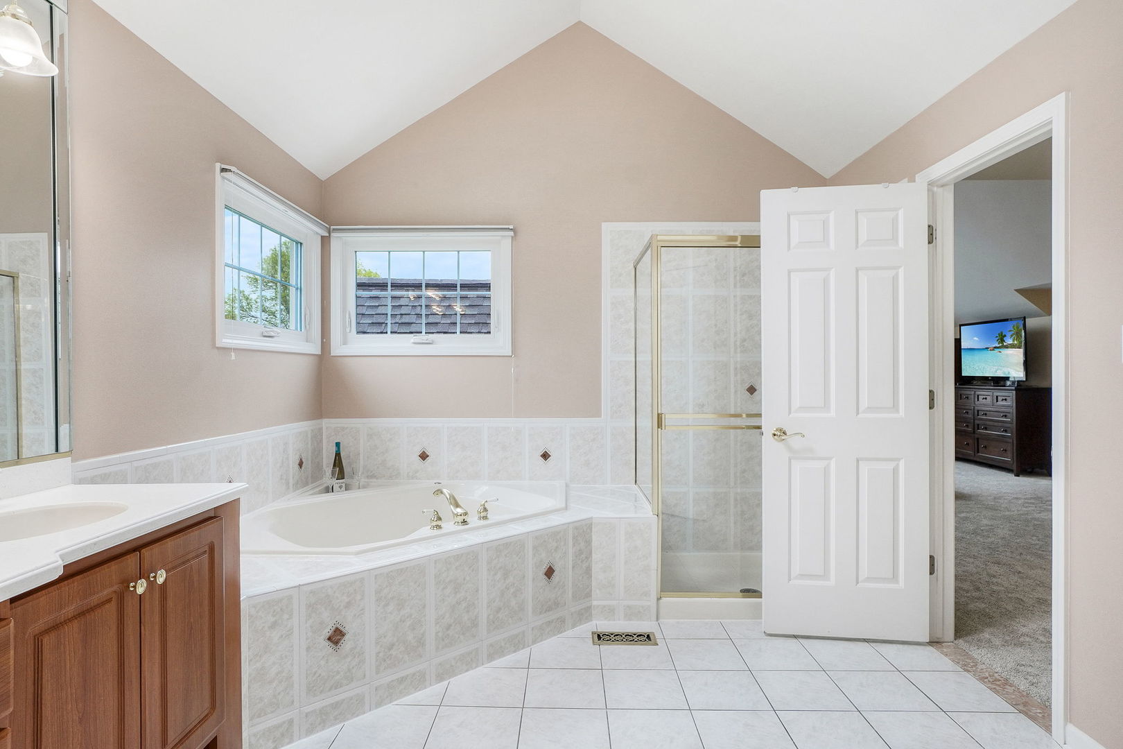 4775 Snapjack Circle Naperville, IL 60564 - Photo 30 of 55 a spacious bathroom with a tub sink and mirror