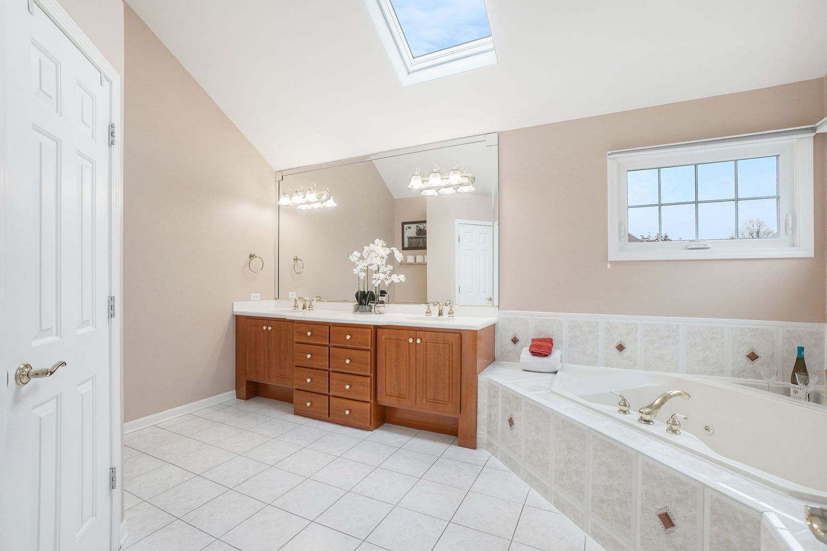 4775 Snapjack Circle Naperville, IL 60564 - Photo 31 of 55 a spacious bathroom with a tub sink and mirror