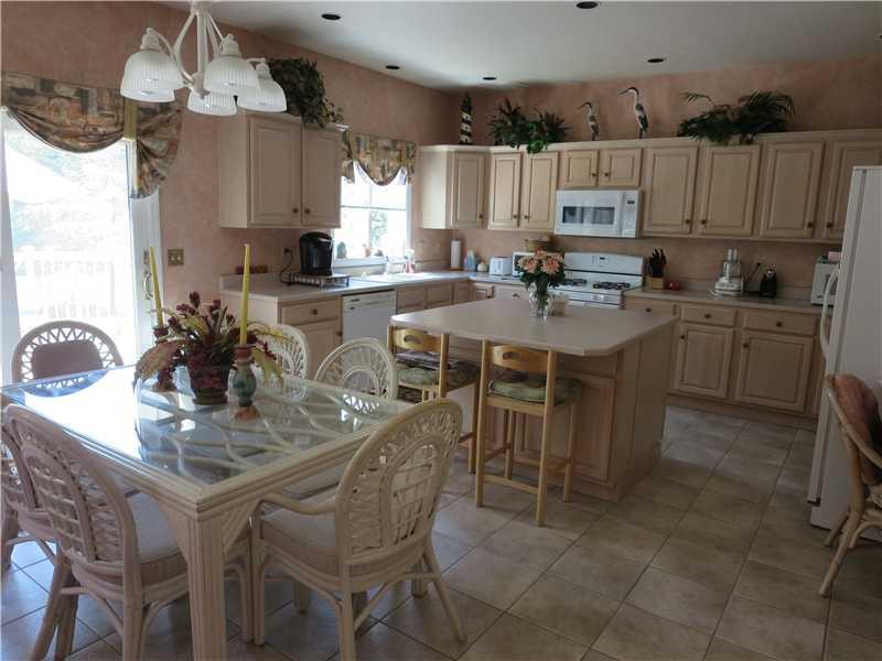 369 Cobblestone Circle McKees Rocks, PA 15136 - Photo 3 of 20 Kitchen.