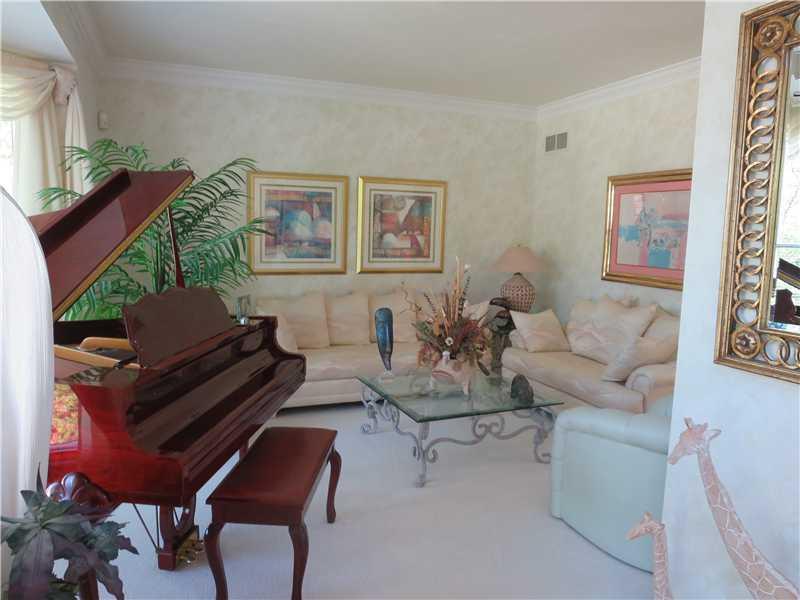 369 Cobblestone Circle McKees Rocks, PA 15136 - Photo 4 of 20 Living Room. Formal Living Room