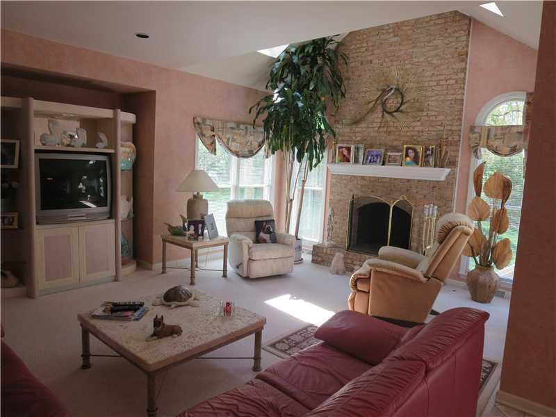 369 Cobblestone Circle McKees Rocks, PA 15136 - Photo 7 of 20 Family Room.