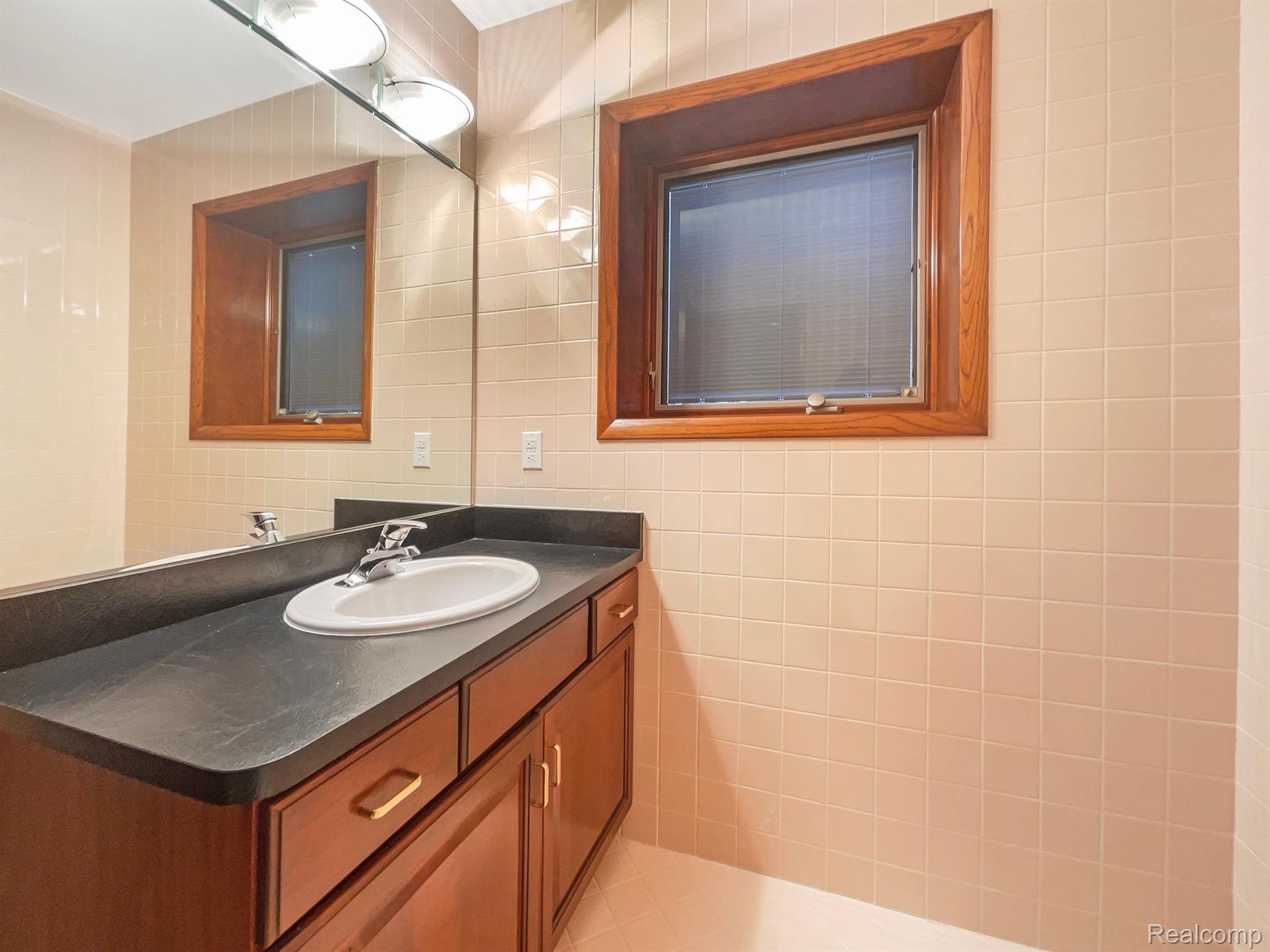2137 Clinton View Circle Rochester, MI 48309 - Photo 32 of 38 Gallery Image 32