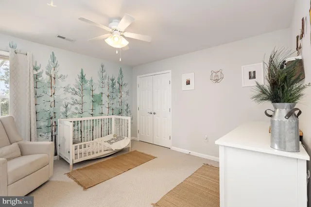 a view of livingroom with furniture and ceiling fan