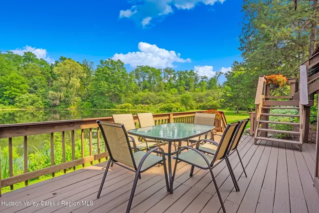 a view of a house with backyard