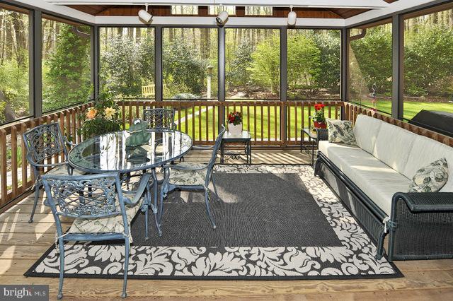 Screen Deck