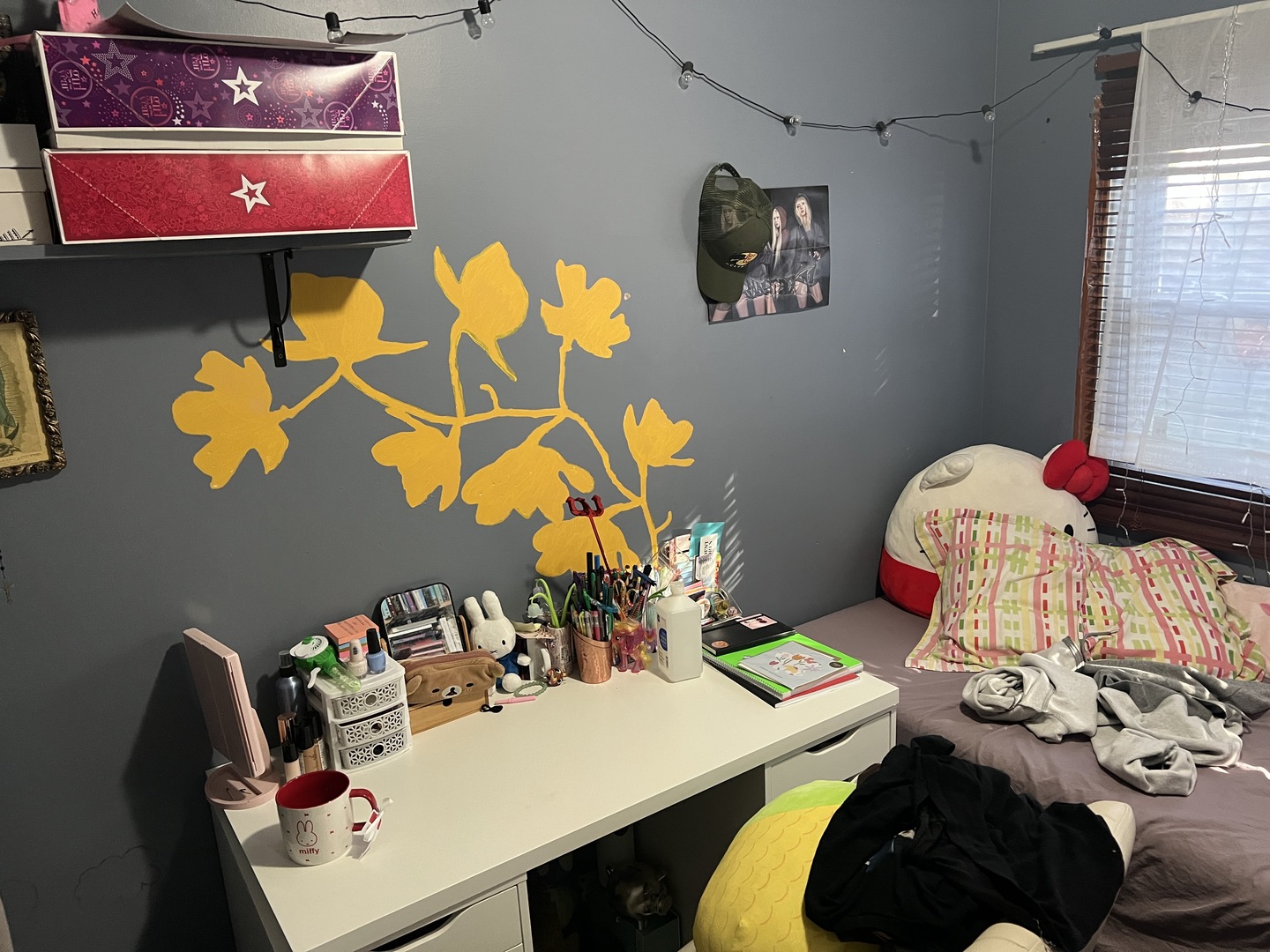 879 North Avenue Des Plaines, IL 60016 - Photo 5 of 7 a bedroom with a bed and a table