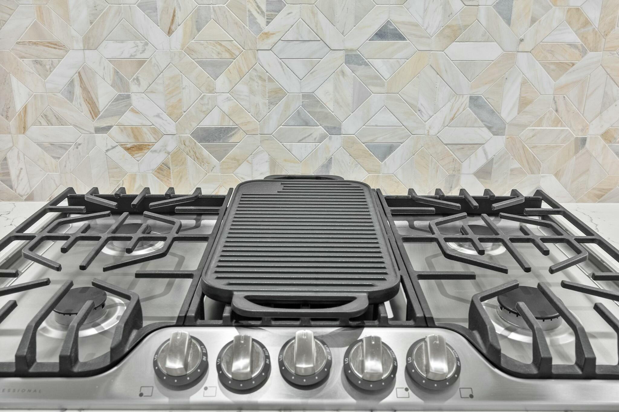 57 Revana Way Freeport, FL 32439 - Photo 15 of 38 57 Revana Way range with backsplash