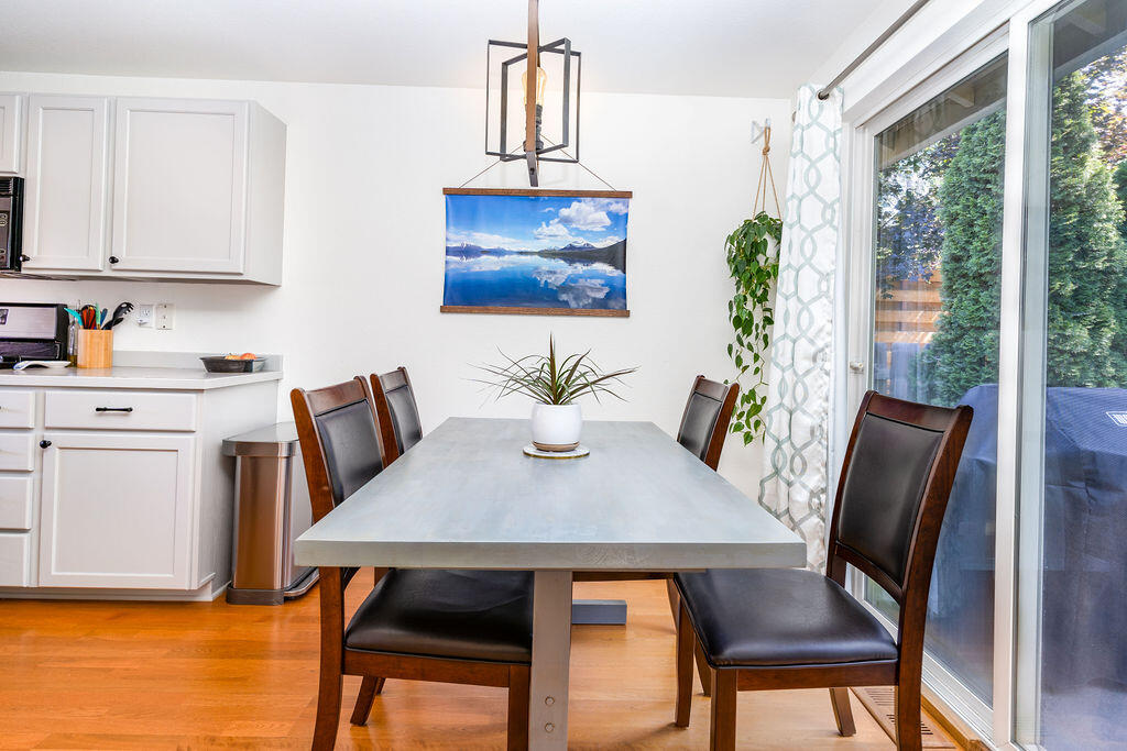 19979 Powers Road Bend, OR 97702 - Photo 9 of 24 dining area