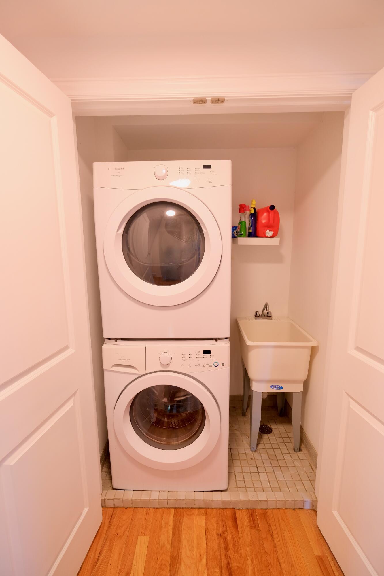 32272 Hearthstone Road Farmington Hills, MI 48334 - Photo 25 of 43 Washer / Dryer