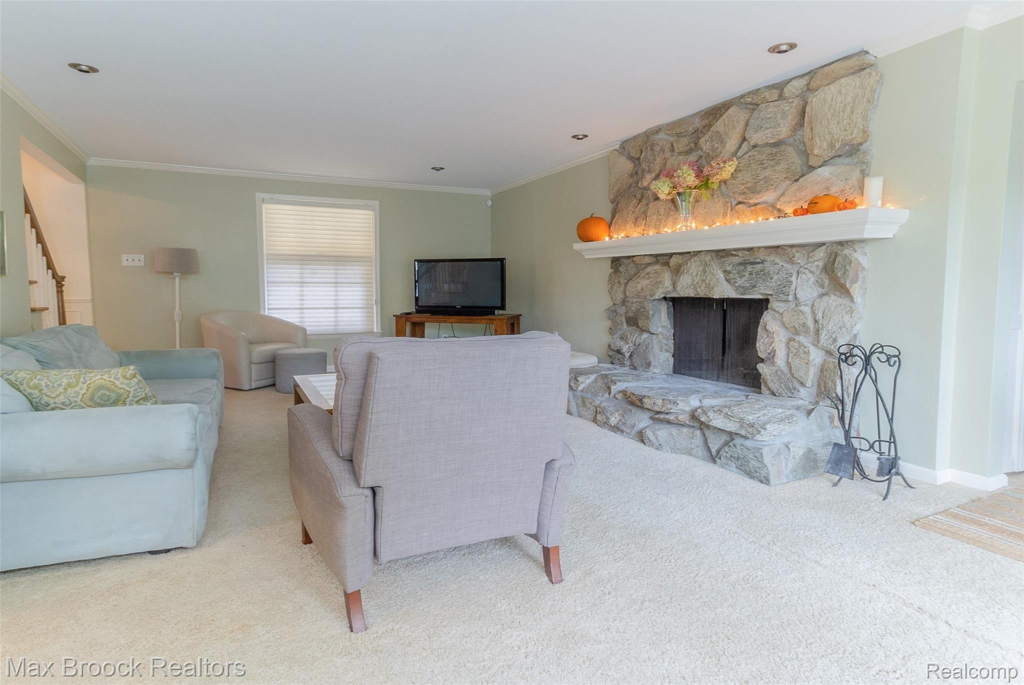 893 Foxhall Road Bloomfield Hills, MI 48304 - Photo 7 of 50 25.jpg