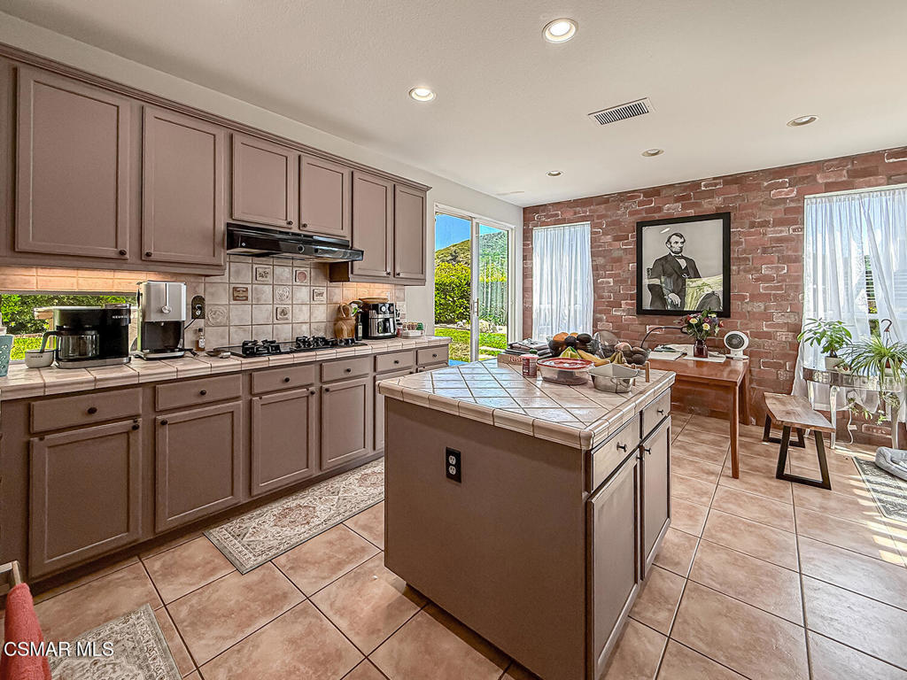 112 Forrester Court Simi Valley, CA 93065 - Photo 13 of 37
