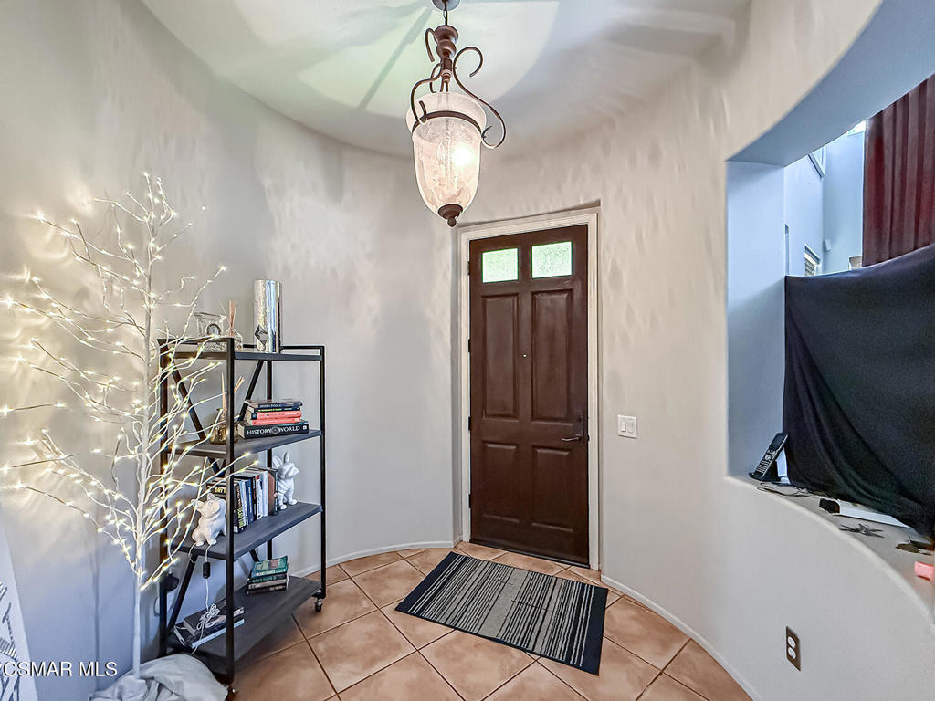 112 Forrester Court Simi Valley, CA 93065 - Photo 5 of 37