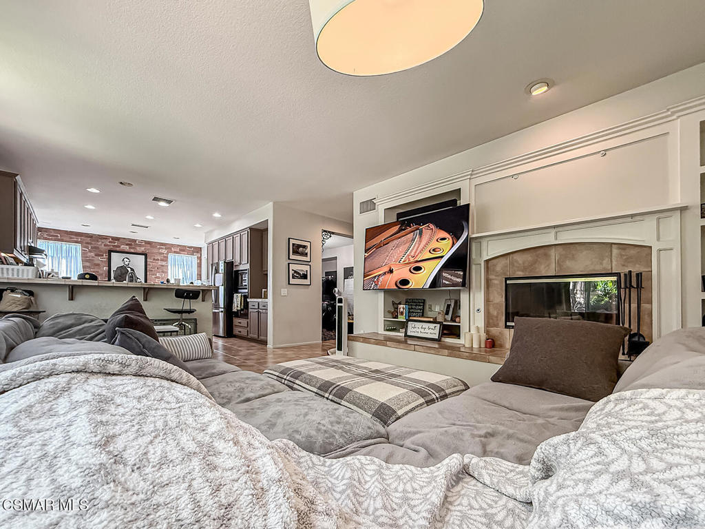 112 Forrester Court Simi Valley, CA 93065 - Photo 8 of 37