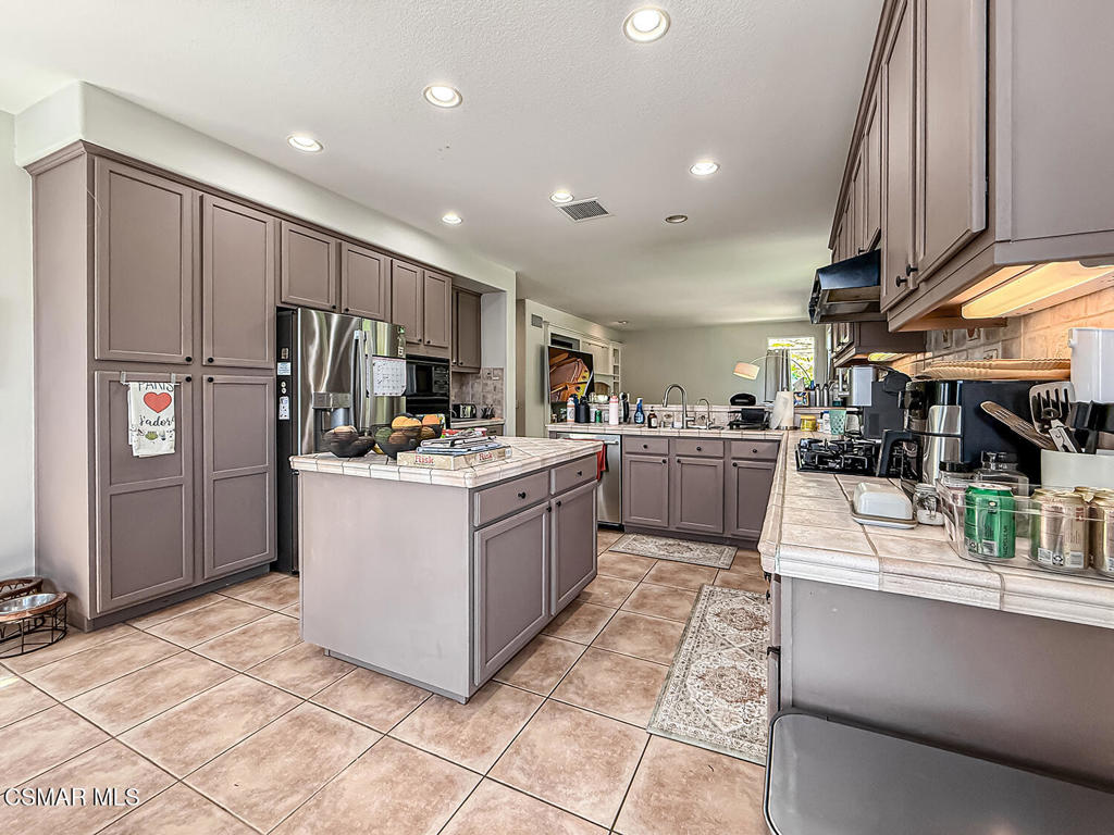 112 Forrester Court Simi Valley, CA 93065 - Photo 10 of 37