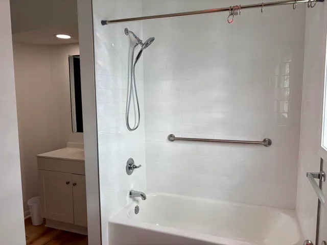 $249,990 | 3014 Edgewater Drive, Waterford, MI 48328