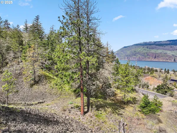 a view of a terrace with a outdoor space
