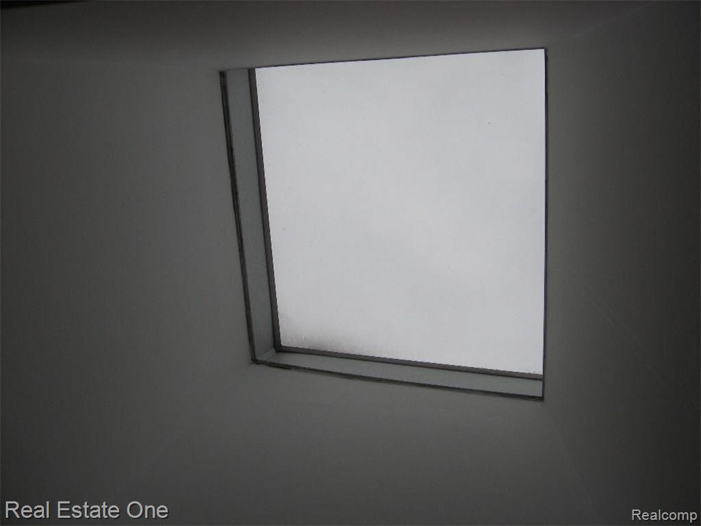 44418 Stone Road Novi, MI 48375 - Photo 22 of 33 Skylight in master bath!