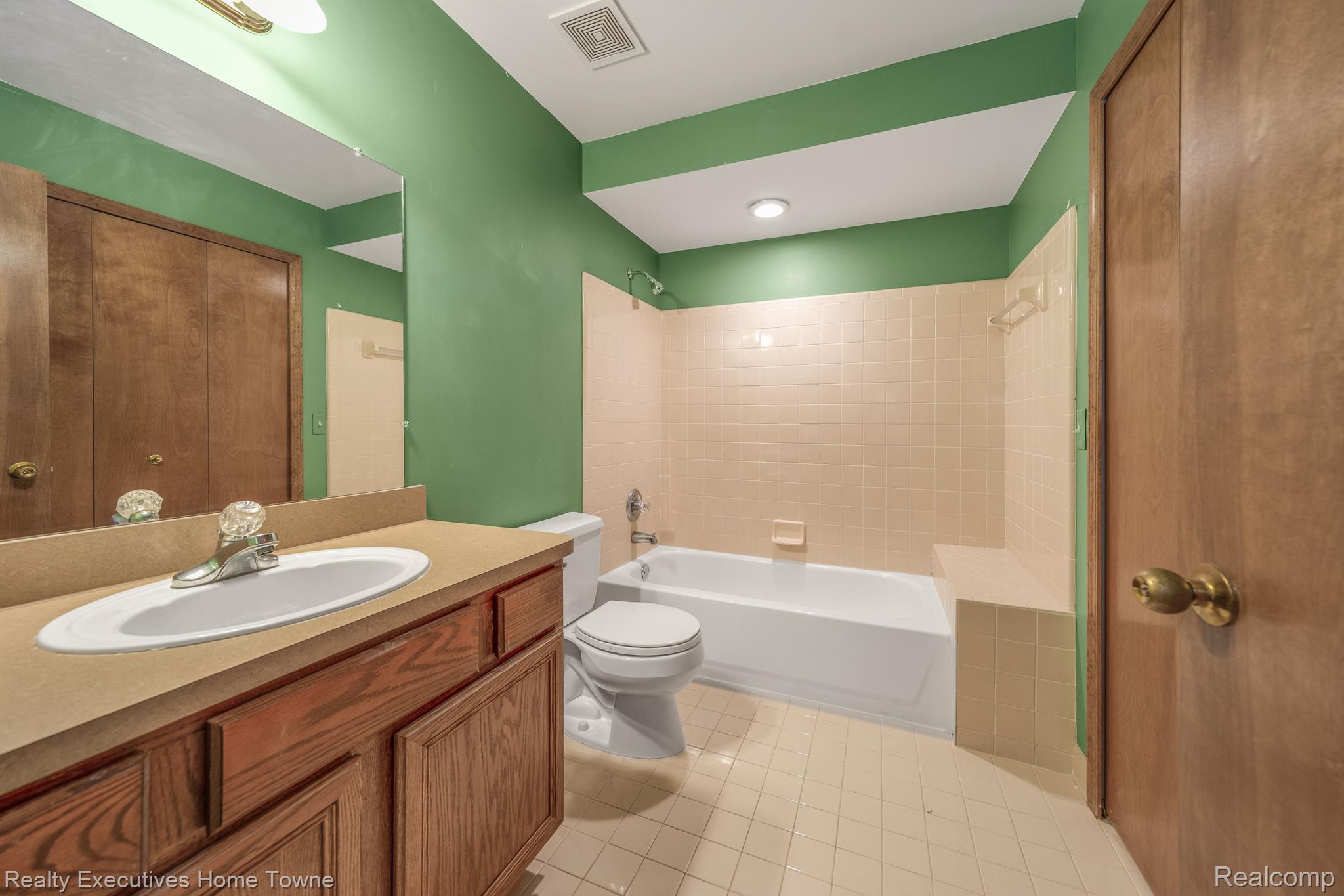 10969 Chicago Road Warren, MI 48093 - Photo 43 of 61 Full bathroom upstairs
