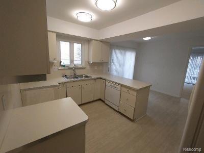 7169 Suncrest Road West Bloomfield, MI 48322 - Photo 3 of 8 condo kitchen.jpg