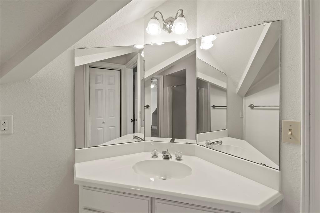 102 Foster Ranch Road Trinidad, TX 75163 - Photo 27 of 39 Bathroom Four - Upstairs Jack and Jill