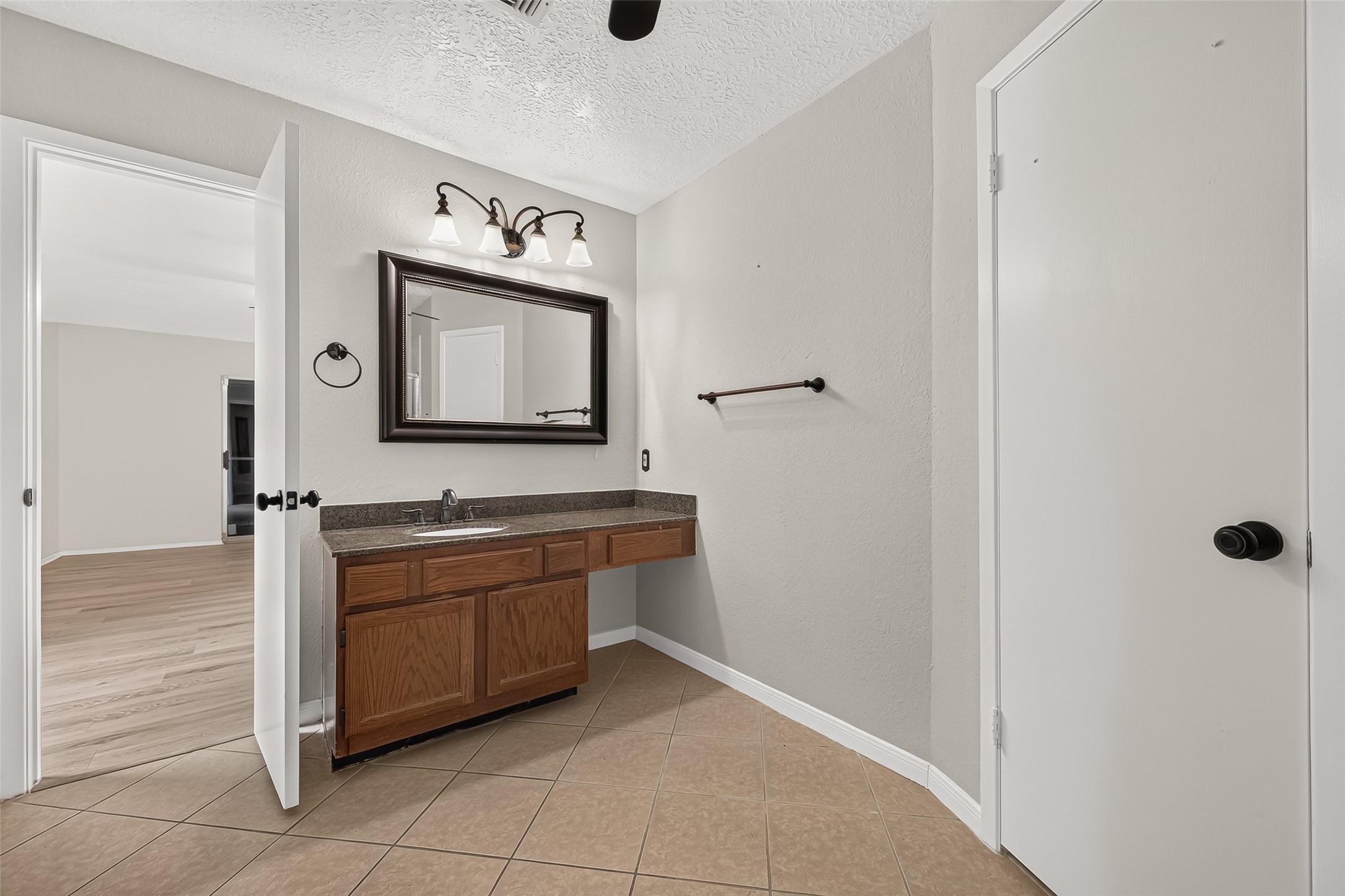 8142 Misty Ridge Lane Houston, TX 77071 - Photo 18 of 28 Primary Bathroom
