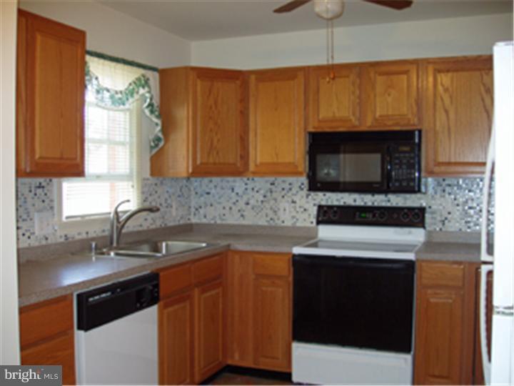 40 West Village Road Newark, DE 19713 - Photo 3 of 25 Kitchen