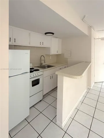 $2,000 | 305 Navarre Avenue, Unit 2, Coral Gables, FL 33134