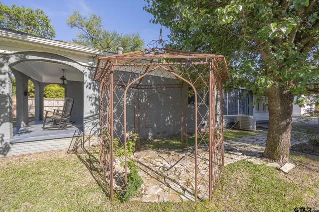 a view of a entrance gate of the house