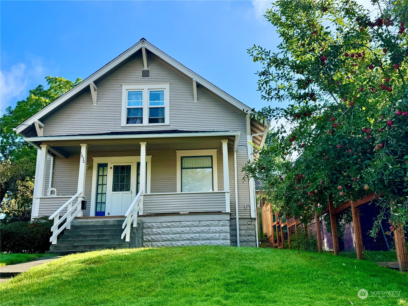 1636 Grant Street Bellingham, WA 98225 - Photo 3 of 33