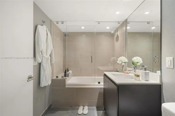 $8,000 | 6620 Indian Creek Drive, Unit 308, Miami Beach, FL 33141