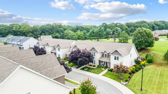 a view of a back yard