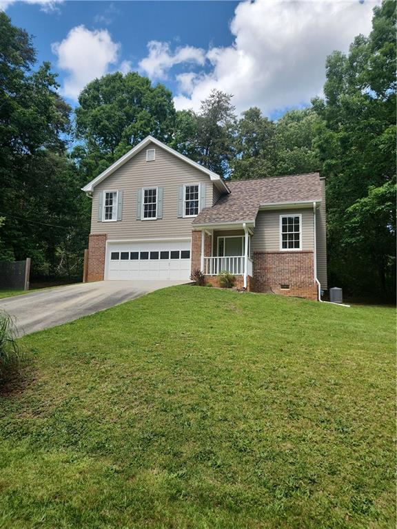 a view of a house with a yard
