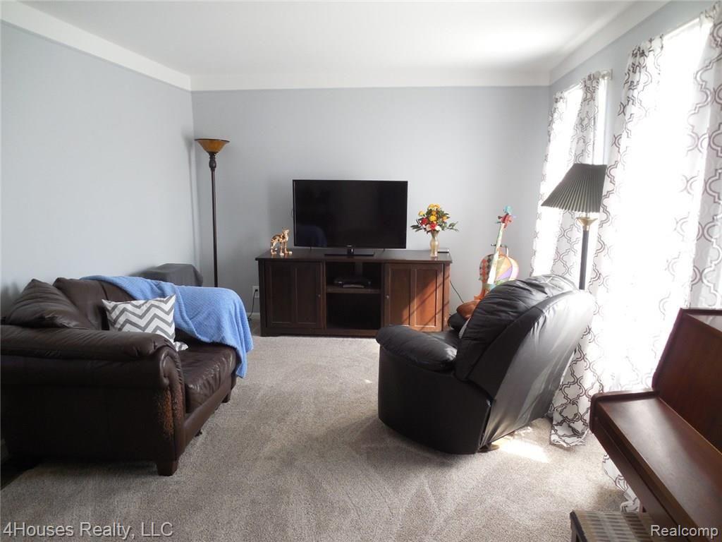 847 North Garner Road Milford, MI 48380 - Photo 19 of 40 Large Living Room