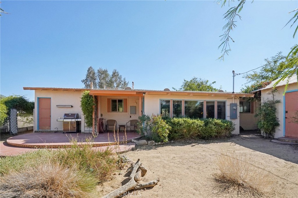 61494 Sunburst Drive Joshua Tree, CA 92252 - Photo 25 of 31 a view of a house with a patio