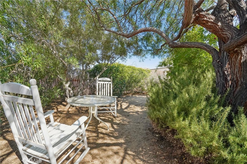 61494 Sunburst Drive Joshua Tree, CA 92252 - Photo 28 of 31 a view of a chairs and table in the patio