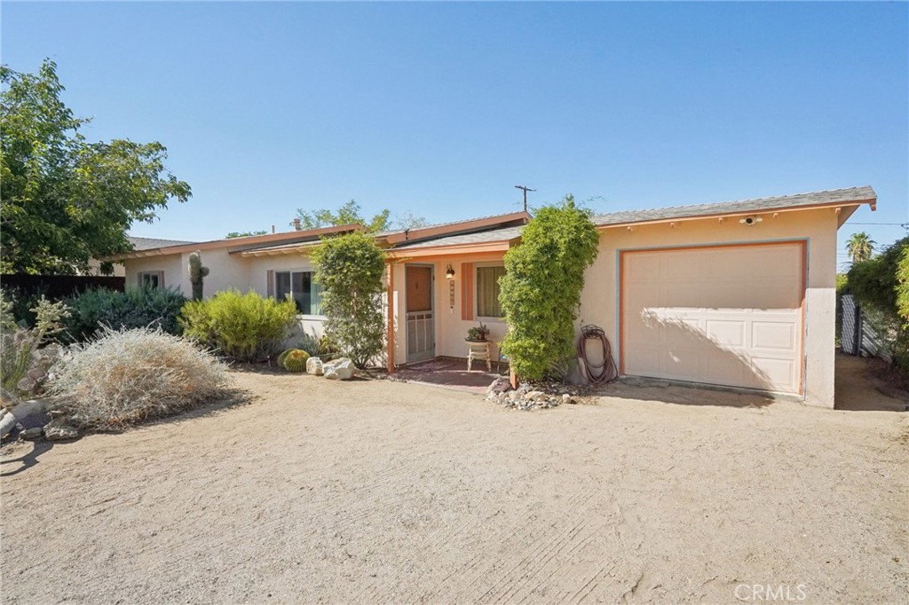 61494 Sunburst Drive Joshua Tree, CA 92252 - Photo 30 of 31 front view of a house with a outdoor space