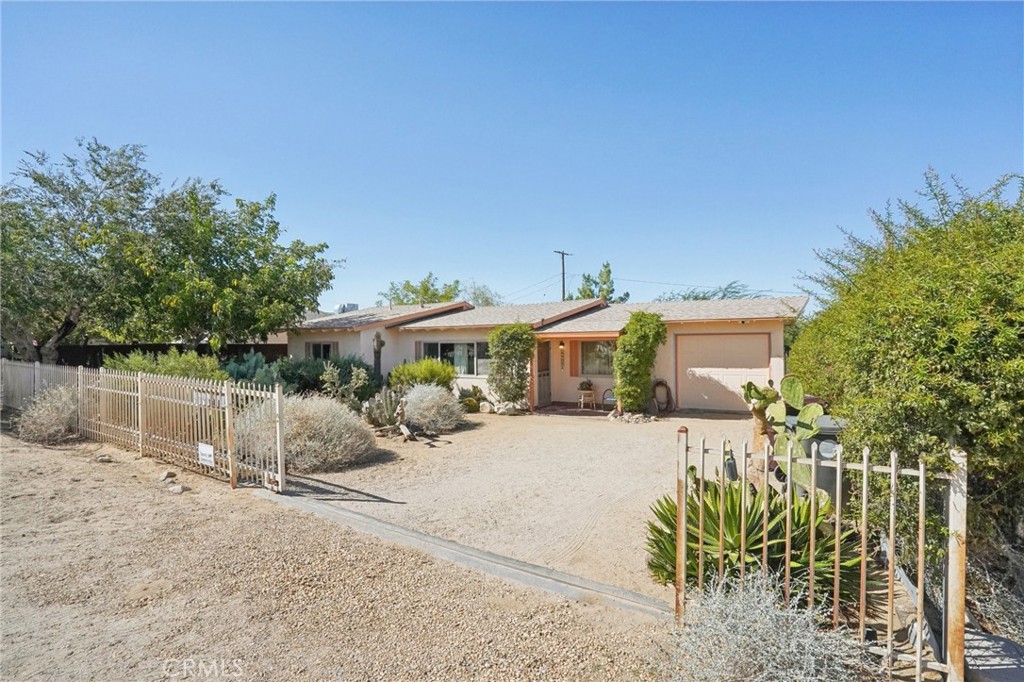 61494 Sunburst Drive Joshua Tree, CA 92252 - Photo 31 of 31 a view of a house with backyard and sitting area