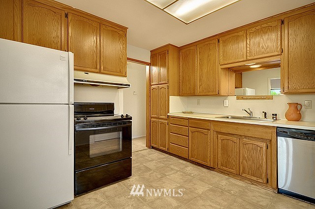 2919 Northeast 8th Place Renton, WA 98056 - Photo 5 of 14 Gallery Image 5