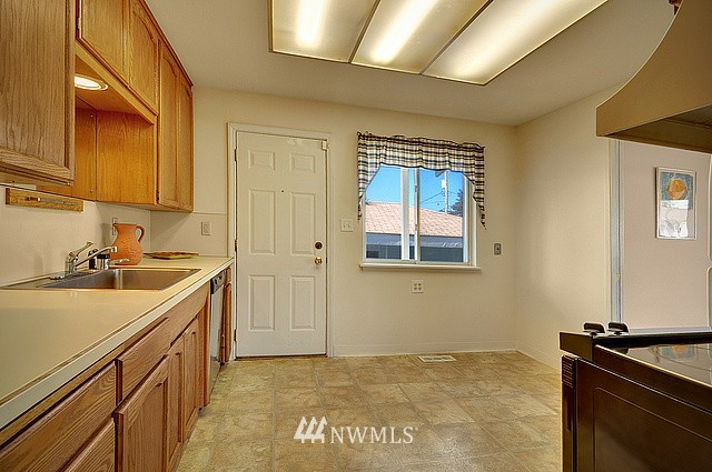 2919 Northeast 8th Place Renton, WA 98056 - Photo 6 of 14 Gallery Image 6
