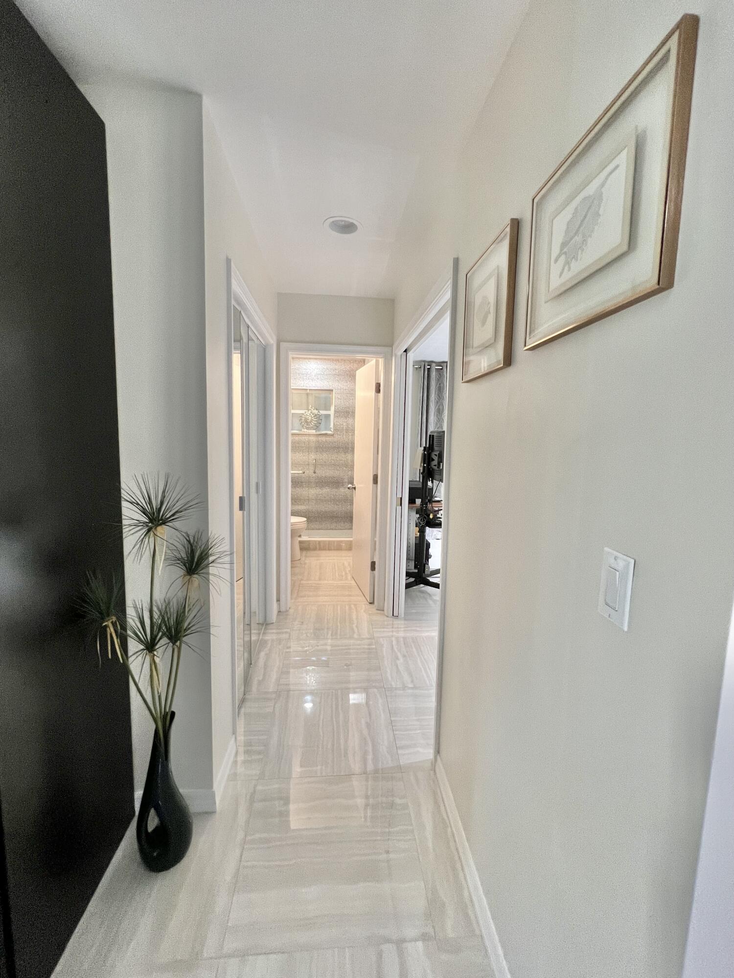 508 Southwest 1st Street Boca Raton, FL 33432 - Photo 18 of 35 Hallway