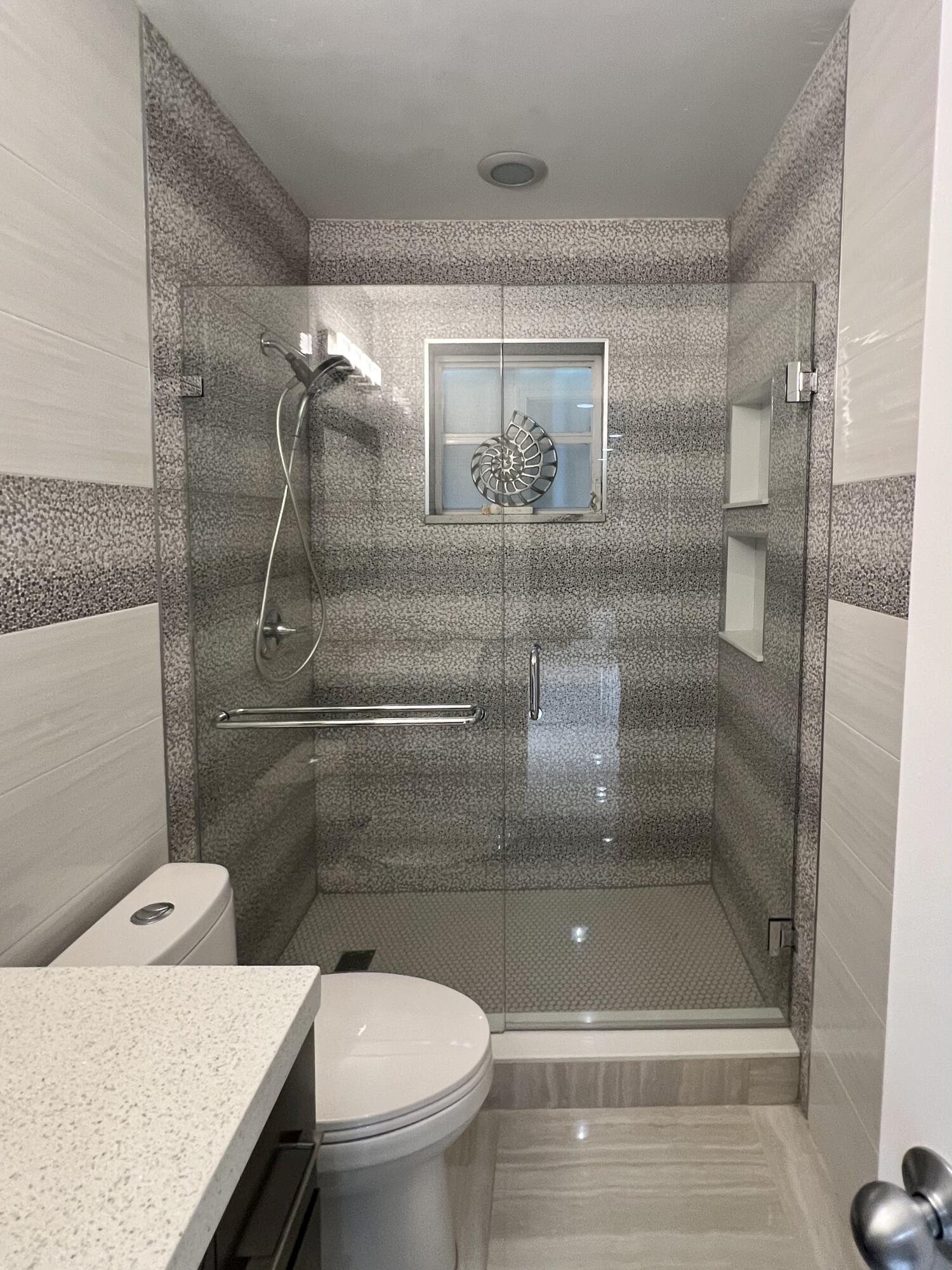 508 Southwest 1st Street Boca Raton, FL 33432 - Photo 21 of 35 GUEST BATHROOM