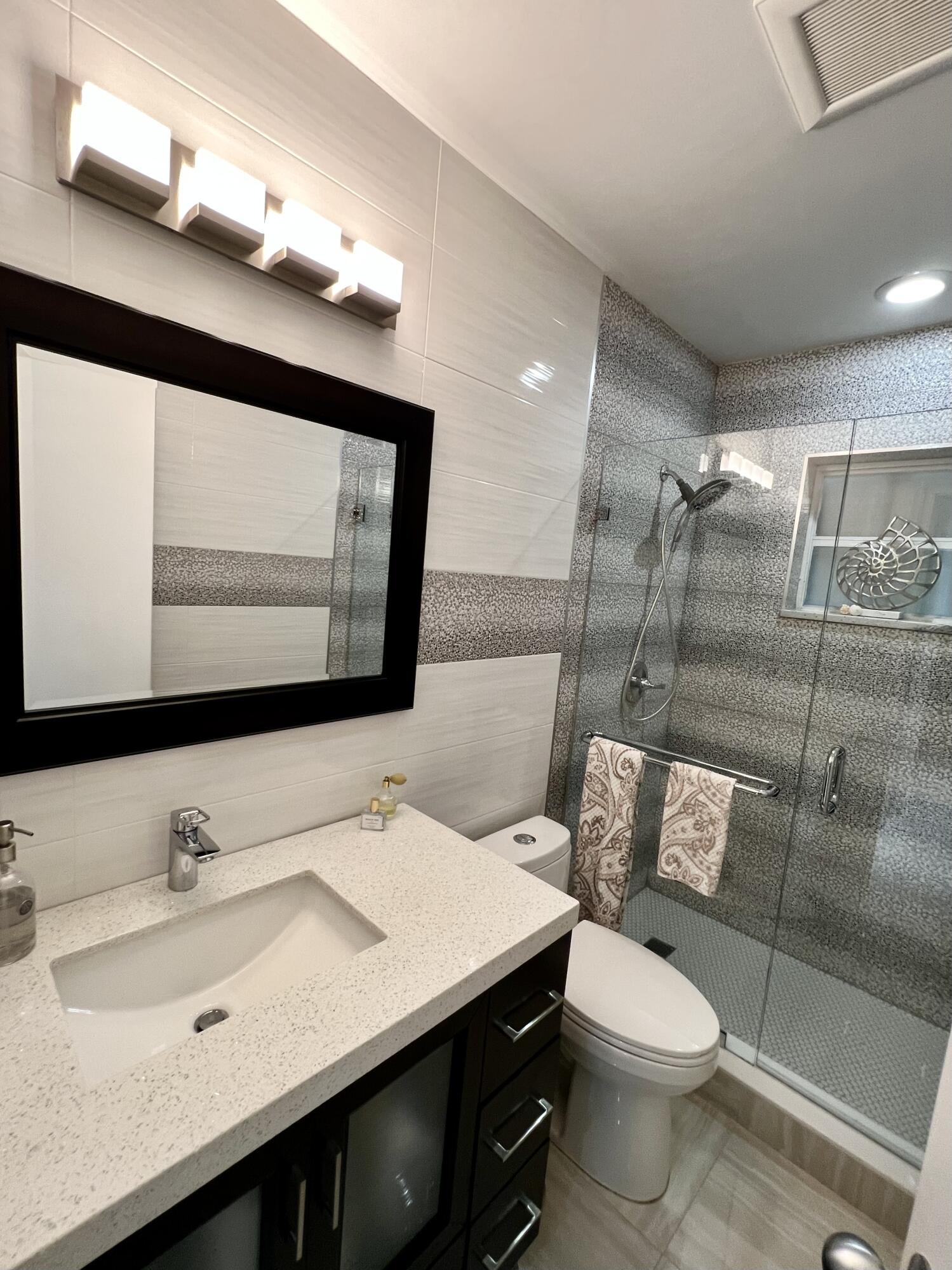 508 Southwest 1st Street Boca Raton, FL 33432 - Photo 22 of 35 GUEST BATHROOM