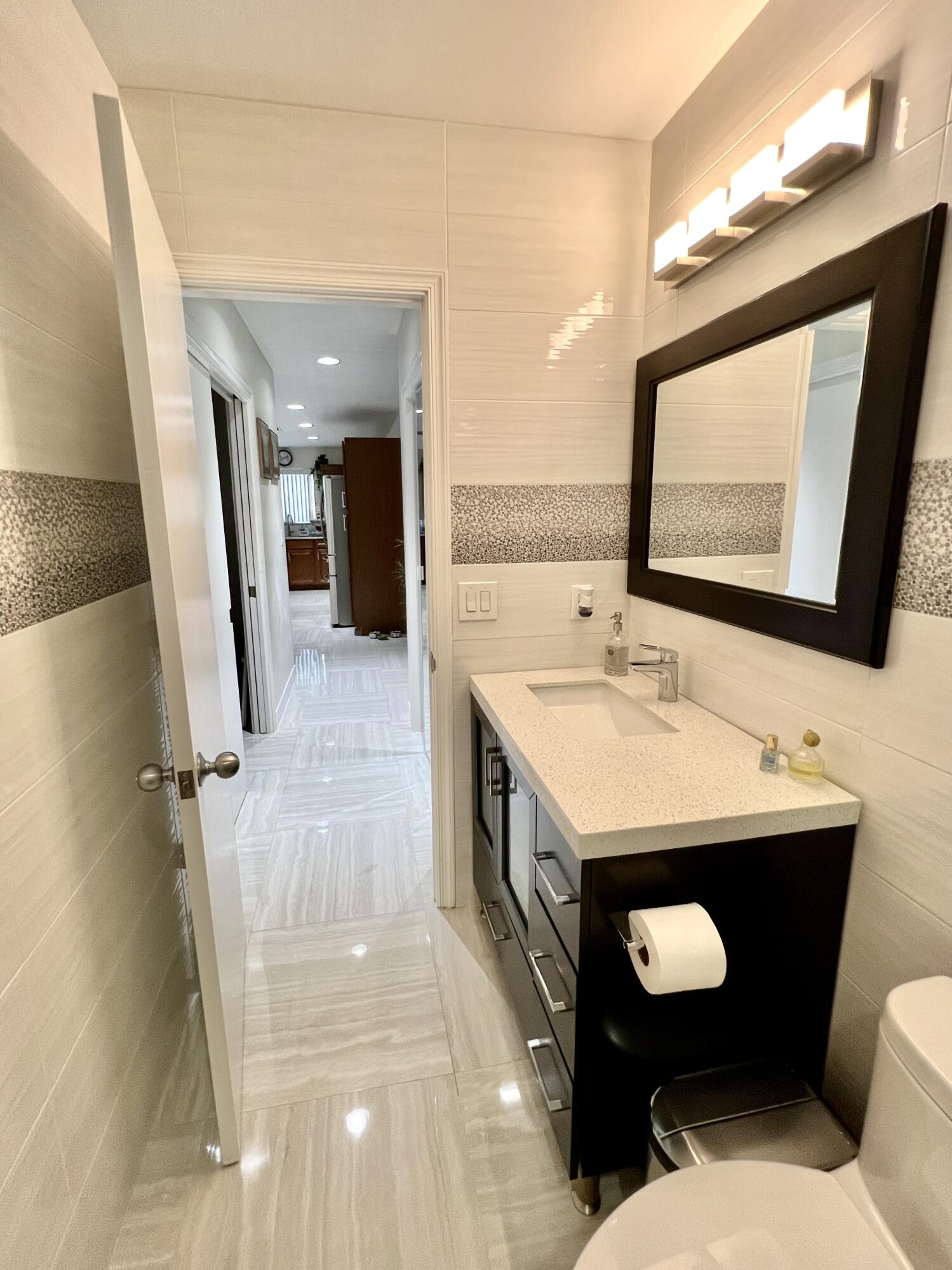 508 Southwest 1st Street Boca Raton, FL 33432 - Photo 23 of 35 GUEST BATHROOM